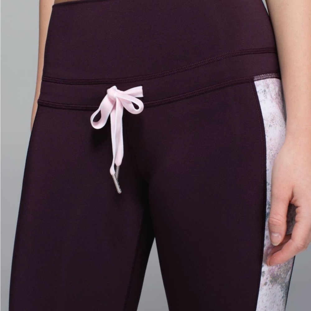 Lululemon Retreat 7/8 Pant Black Cherry / Sugar Crush Multi Size 6-8 - Picture 2 of 10